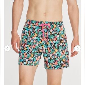 Chubbies The Bloomerangs Classic Swim Trunk Black Floral Print size Medium 5.5”